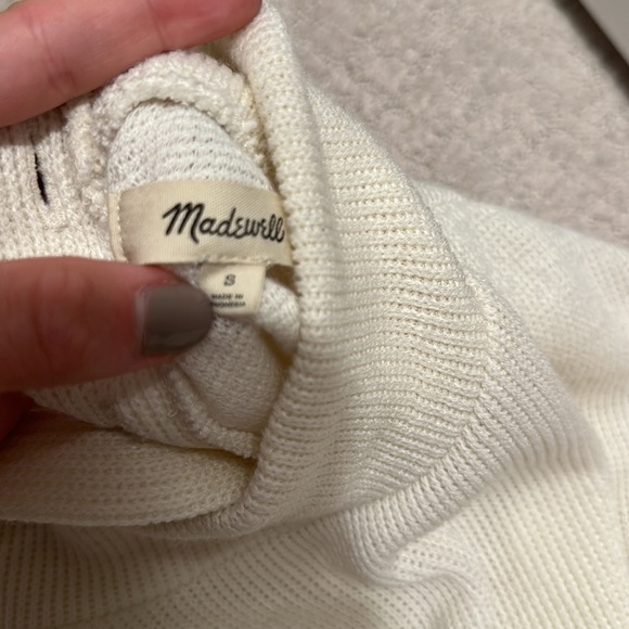 Madewell, new condition sweater with pockets. Button up in back. Size small - Picture 2 of 4